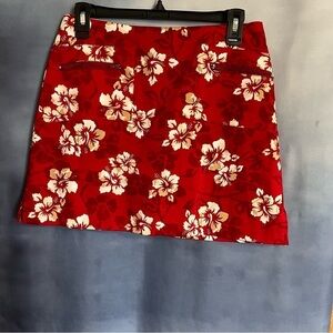 Beautiful red floral skort with 2 zip front pockets by Paraphrase size 6. EUC